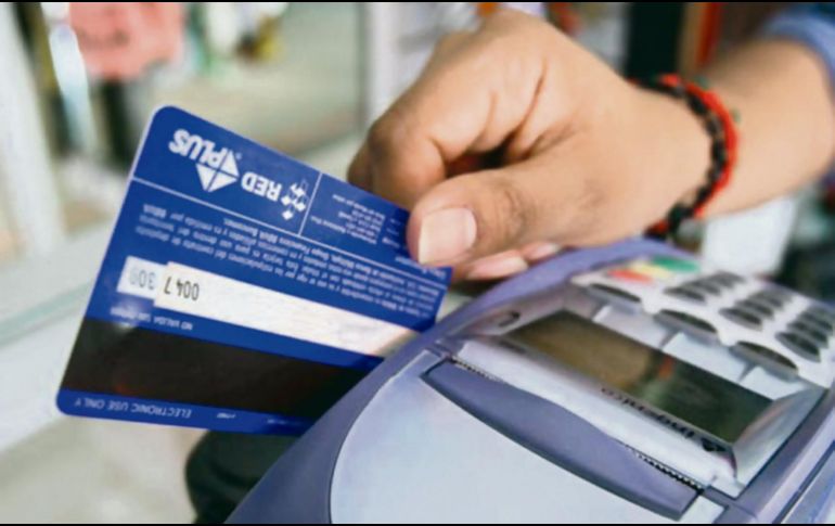 Autoridades recomiendan no perder de vista las tarjetas al momento de hacer pagos en puntos de venta, sin importar el giro del establecimiento. ESPECIAL