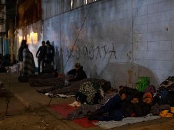 Integrantes de la Caravana Migrante pernoctan sobre las banquetas de Tijuana. El alcalde de la ciudad planea una consulta popular para decidir si se continúa recibiendo extranjeros y qué hacer con los que ya están en ella. NOTIMEX/E. Jaramillo