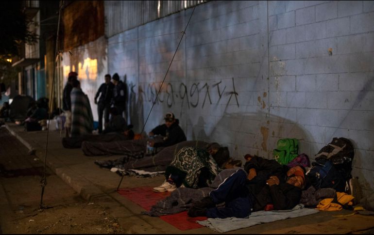 Integrantes de la Caravana Migrante pernoctan sobre las banquetas de Tijuana. El alcalde de la ciudad planea una consulta popular para decidir si se continúa recibiendo extranjeros y qué hacer con los que ya están en ella. NOTIMEX/E. Jaramillo