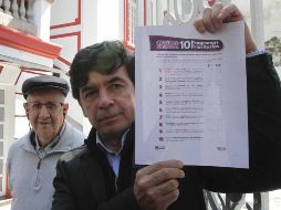 Jesús Ramírez, próximo director de Comunicación Social, muestra el formato de consulta. NOTIMEX/G. Durán