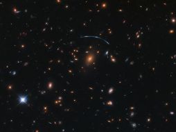 Otros signos más como rayas, manchas, líneas curvas, formas distorsionadas se pueden apreciar alrededor de la imagen. TWITTER / @NASAHubble
