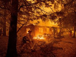 Cerca de nueve mil bomberos están desplegados en los dos frentes, decenas de miles de pobladores han sido evacuados y muchos permanecen impedidos de regresar a sus hogares. AP/ N. Berger