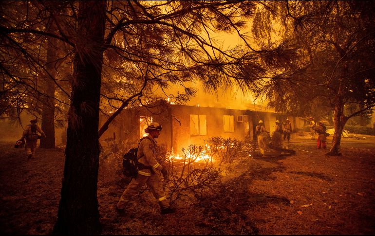 Cerca de nueve mil bomberos están desplegados en los dos frentes, decenas de miles de pobladores han sido evacuados y muchos permanecen impedidos de regresar a sus hogares. AP/ N. Berger