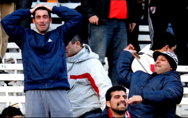 El llamado ''estrés del hincha'' es un nerviosismo y ansiedad que afecta a seguidores antes y durante el partido, y podría afectar la salud de algunos tras el marcador final. AP / ARCHIVO
