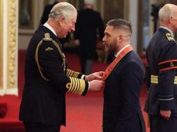 Directo de las manos del príncipe Carlos de Inglaterra, el actor británico recibió  su nuevo título como Caballero. INSTAGRAM / @theroyalfamily