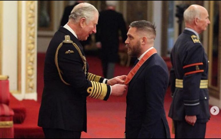 Directo de las manos del príncipe Carlos de Inglaterra, el actor británico recibió  su nuevo título como Caballero. INSTAGRAM / @theroyalfamily