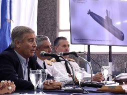 El funcionario, Oscar Aguad (i), explica que 