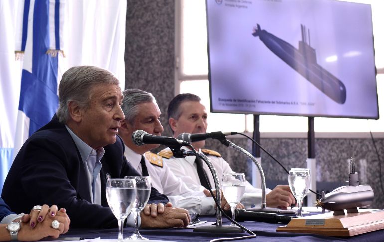 El funcionario, Oscar Aguad (i), explica que 