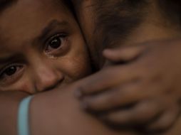 Esto es un marcado contraste con las muchas comunidades del país que recibieron a la caravana con carteles, música y donativos de ropa. AFP / P. Pardo