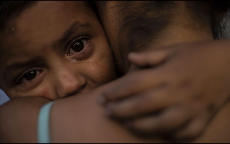 Esto es un marcado contraste con las muchas comunidades del país que recibieron a la caravana con carteles, música y donativos de ropa. AFP / P. Pardo