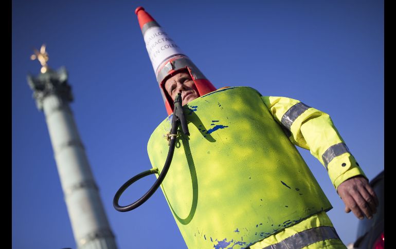 Las protestas por la subida de los impuestos a los combustibles concentraron el malestar de los franceses por una serie de problemas, como la caída del poder adquisitivo. EFE/ C. Petit