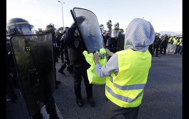 Las protestas por la subida de los impuestos a los combustibles concentraron el malestar de los franceses por una serie de problemas, como la caída del poder adquisitivo. EFE/ C. Petit
