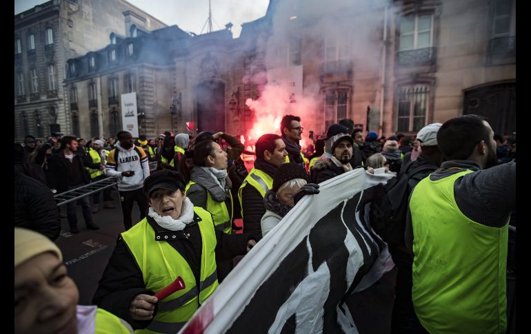 Las protestas por la subida de los impuestos a los combustibles concentraron el malestar de los franceses por una serie de problemas, como la caída del poder adquisitivo. EFE/ C. Petit