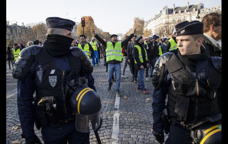 Las protestas por la subida de los impuestos a los combustibles concentraron el malestar de los franceses por una serie de problemas, como la caída del poder adquisitivo. EFE/ C. Petit
