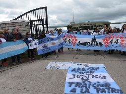Familiares de los tripulantes sostienen pancartas, en una manifestación para exigir justicia por esta tragedia. AFP/A. Tain