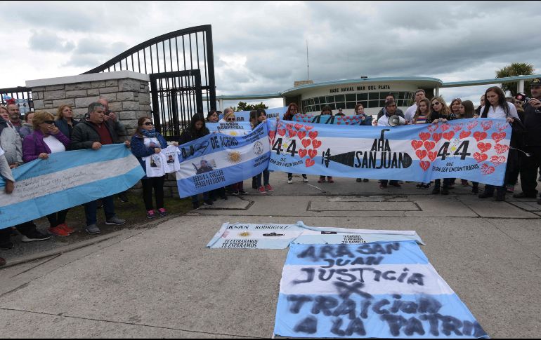 Familiares de los tripulantes sostienen pancartas, en una manifestación para exigir justicia por esta tragedia. AFP/A. Tain