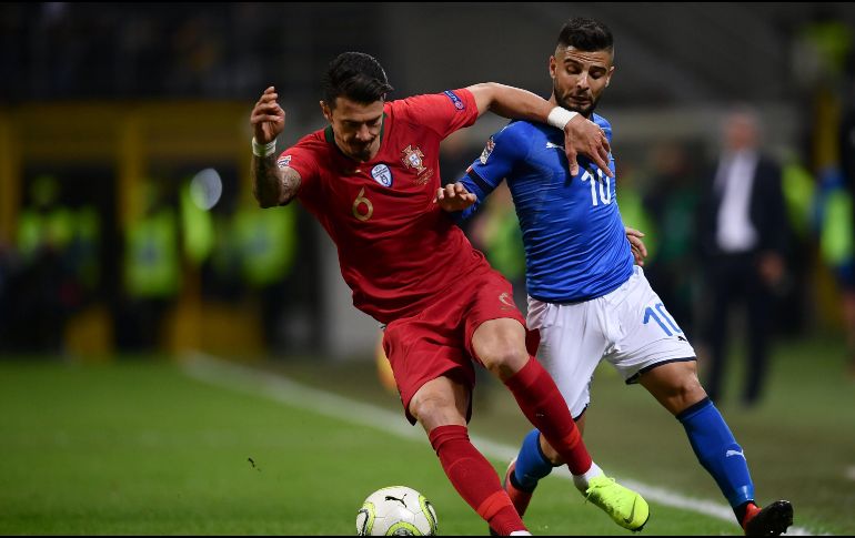 El defensa de Portugal José Fonte (I) tiene a raya a Lorenzo Insigne (D). AFP/M. Bertorello