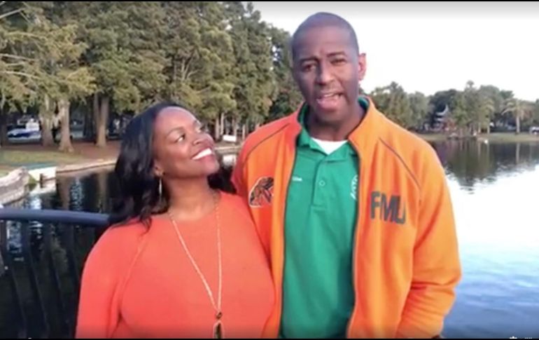 Gillum, acompañado de su esposa, acepta su derrota electoral a través de un video. AP