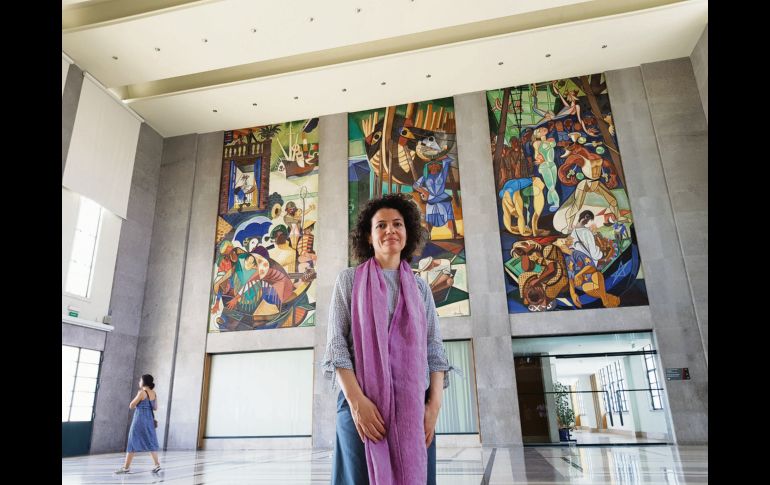 Formato. Las obras se presentarán en el Cabañas en bocetos y reproducciones de los páneles que el pintor realizó en los años cuarenta. En la imagen, la curadora Mariana Pinto dos Santos.