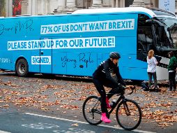 Autobús con propaganda contra el brexit. Theresa May logró el miércoles pasado un proyecto de acuerdo UE, tras el cual cuatro miembros de su gabinete dimitieron. AFP/T. Akmen