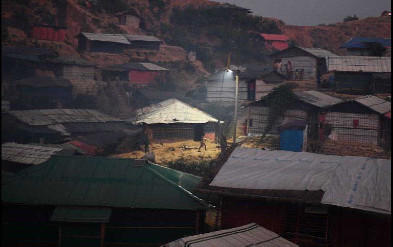 Refugiados rohinyás caminan hacia el campamento de refugiados Kutupalong en Bangladesh. Autoridades locales planean iniciar la repatriación de rohinyás a Birmania a partir del 15 de noviembre. AFP/D. Sarkar