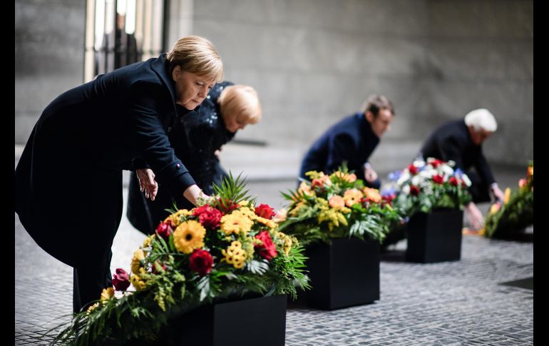 La canciller alemana Angela Merkel (i. a d.) , la vicepresidenta del Parlamento alemán, Claudia Roth, el presidente francés Emmanuel Macron y el presidente de Alemania, Frank-Walter Steinmeier, durante una ceremonia para conmemorar Día del Duelo Nacional por las víctimas de la guerra y la dictadura. EFE/C. Bilan
