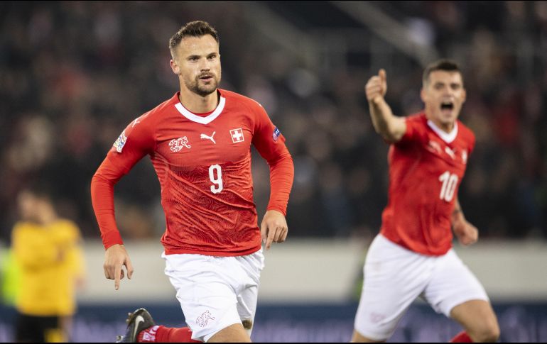Seferovic (#9), ariete del Benfica, fue la principal figura de los suizos. EFE/E. Leanza