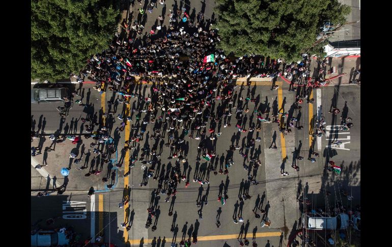 Un grupo se dirigió hacia un albergue de migrantes y fueron bloqueados por policías antimotines.