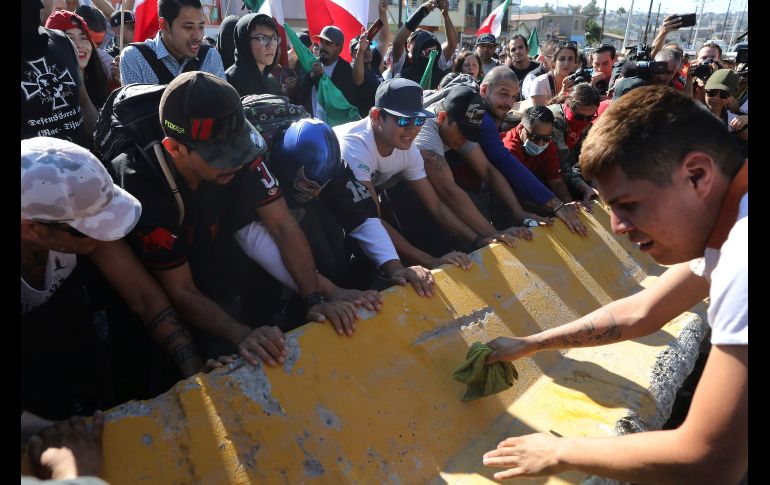 Habitnates retiran una barrera protectora junto al albergue.