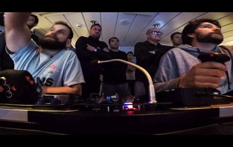 Imagen del equipo de búsqueda de Ocean Infinity y familiares de algunos tripulantes del ARA San Juan. El buque de Ocean Infinity había zarpado el 7 de septiembre y estaba a punto de cesar la búsqueda cuando se produjo la localización.