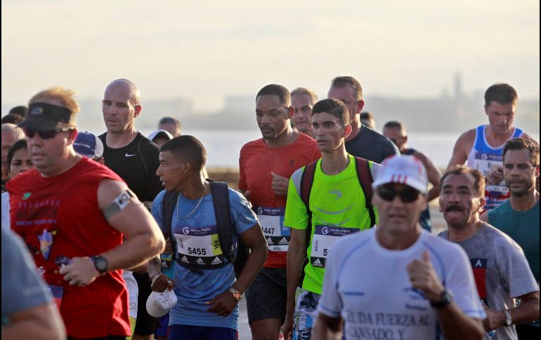 El actor estadounidense Will Smith (c) participa en la carrera popular 