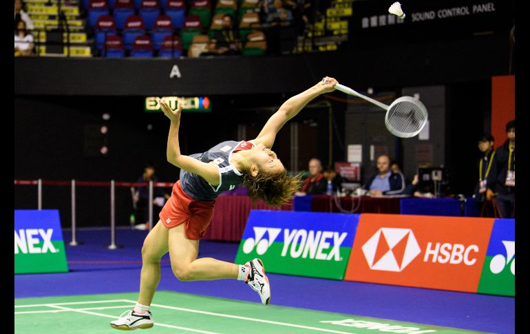 La japonesa Nozomi Okuhara devuelve una pelota en la final del Abierto de bádminton en Hong Kong. AFP/A. Wallace