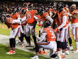 Eddie Jackson hace una reverencia al público después de llevar un pase interceptado hasta la meta de los Vikings. EFE/T. Maury