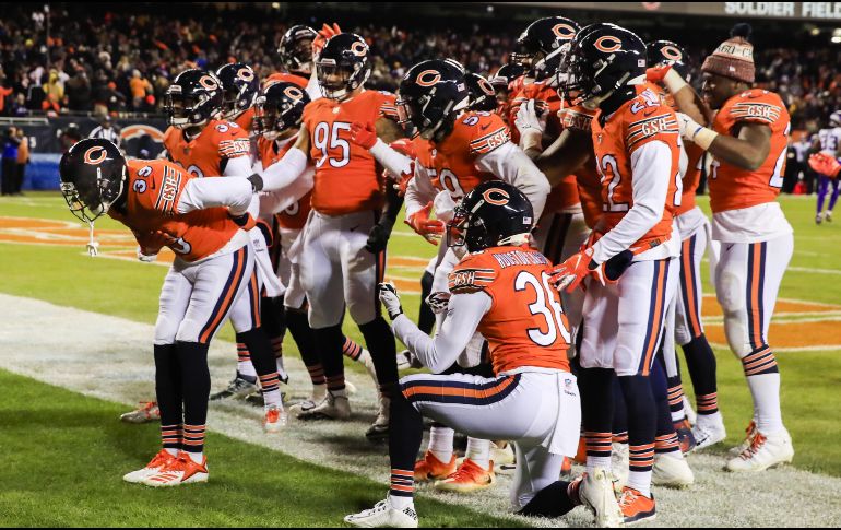 Eddie Jackson hace una reverencia al público después de llevar un pase interceptado hasta la meta de los Vikings. EFE/T. Maury