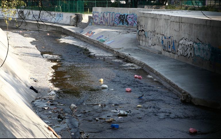 Lejos de funcionar como debería, el canal se han convertido en un basurero. EL INFORMADOR/A. Camacho