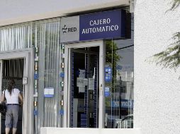 Los clientes de la banca tienen a su disposición los servicios por Internet y por teléfono, así como la red de más de 51 mil cajeros automáticos. EL INFORMADOR / ARCHIVO