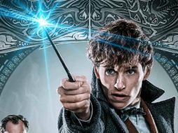 La historia comienza en 1927, a unos meses después de que ''Newt'' ayudara a capturar al mago tenebroso, pero éste continúa con el objetivo de dominar el mundo ''Muggle''. FACEBOOK / AnimalesFantasticosPelicula