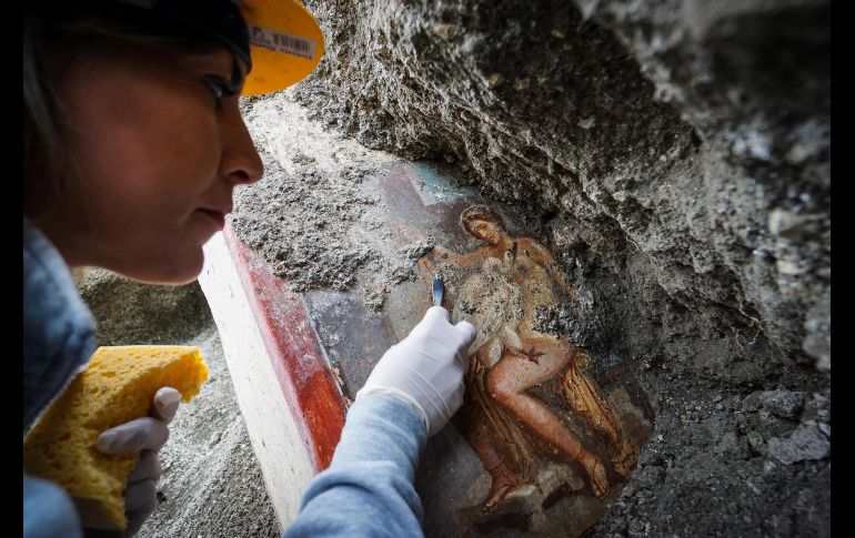 Una arquéologa limpia el fresco 