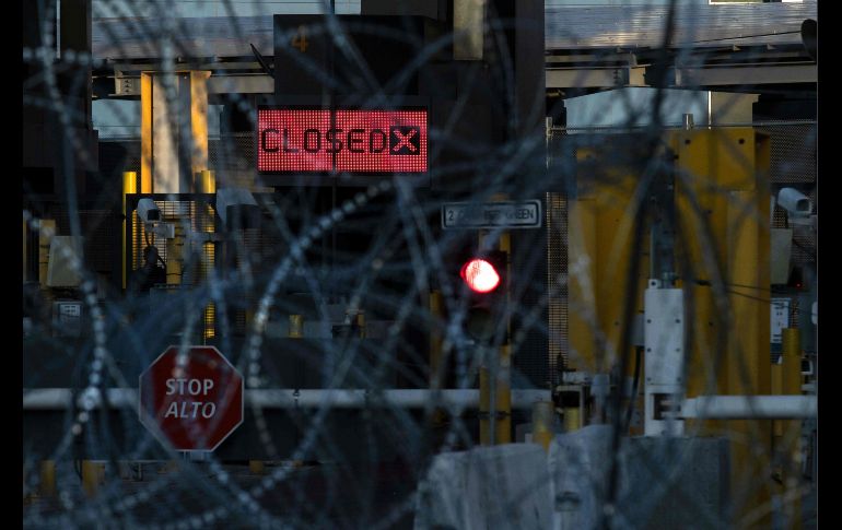 El cruce de vehículos hacia Estados Unidos quedó suspendido la garita de San Ysidro. AFP/G. Arias