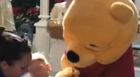 Allison y Jessie Barber  planearon el viaje semanas antes para que su trío de hijos adoptados disfrutaran del mundo de DIsney. FACEBOOK / Jessie Barber