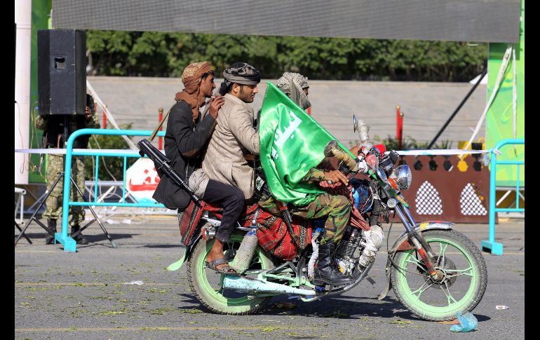 Miembros de las milicias hutíes circulan por una calle de San, Yemen. Los rebeldes hutíes anunciaron hoy el cese de los ataques con misiles balísticos y con drones contra Arabia Saudí, para favorecer la ronda de consultas de paz prevista para finales de año. EFE/ Y. Arhab