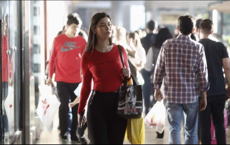 Los compradores entrevistados coincidieron en que su presupuesto límite suele ser dos mil pesos para gastos básicos como ropa, calzado, y artículos del hogar. EL INFORMADOR / ARCHIVO