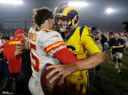 Patrick Mahomes y Jared Goff se abrazan después del juego. El pasador de los Rams completó 31 de 49 pases para un total de 413 yardas. AP/M. Sánchez