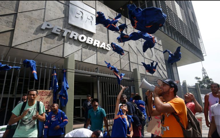 Expertos consideran que podrían ser privatizadas actividades complementarias como refinación y distribución pero no la totalidad de la empresa, por ocuparse de un sector estratégico de desarrollo. AP/S. Izquierdo