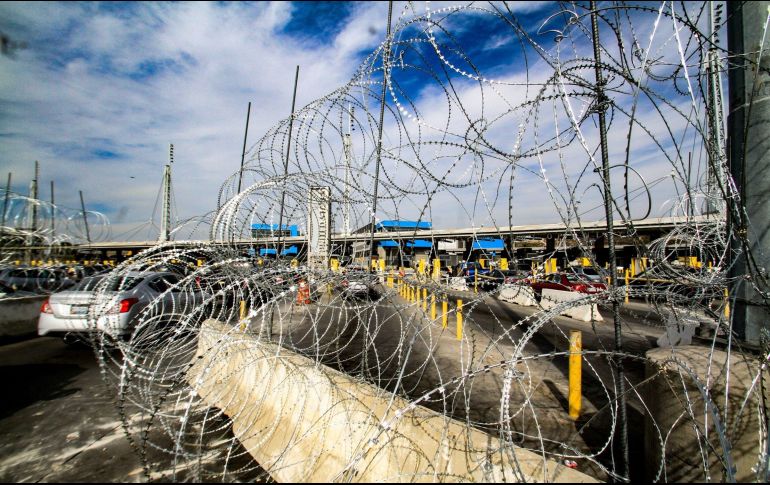 La garita de San Ysidro, que une Tijuana y San Diego, fue rodeada con alambre de púas. EFE/J. Terríquez