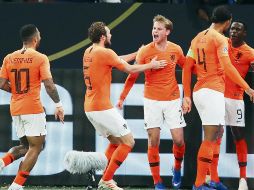 Virgil van Dijk anotó de último minuto y le dio el pase a su Selección en el despertar holandés. EFE