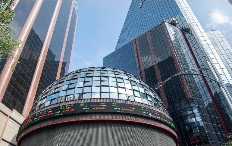 En el mercado accionario local se opera con un volumen de 14 mil 045 títulos, por un importe económico de 33.4 millones de pesos. AFP / ARCHIVO