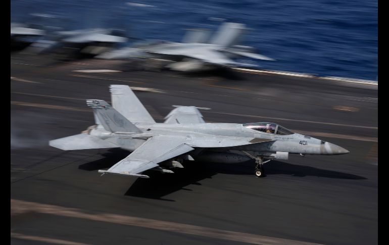 Un caza F/A-18 Super Hornet aterriza en el portaviones  USS Ronald Reagan, de la Marina estadounidense, en el mar de China Meridional. China permitió a la embarcación llegar al puerto de Hong Kong. AP/K. Cheung