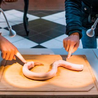 Tarántula frita y pene de toro, recetas en museo de la comida asquerosa