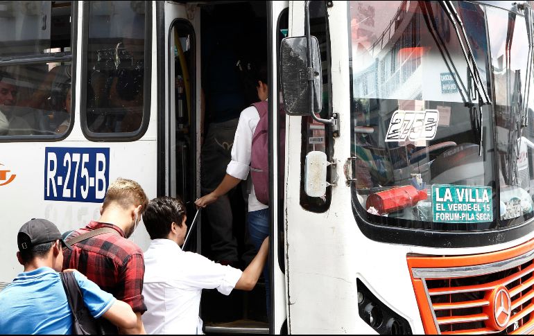 Con los siete pesos actuales de tarifa, una persona que utiliza cuatro pasajes al día para ir y venir de su trabajo es de unos 840 pesos mensuales, y eso sin tomar en cuenta a los hijos y la esposa. EL INFORMADOR/ ARCHIVO